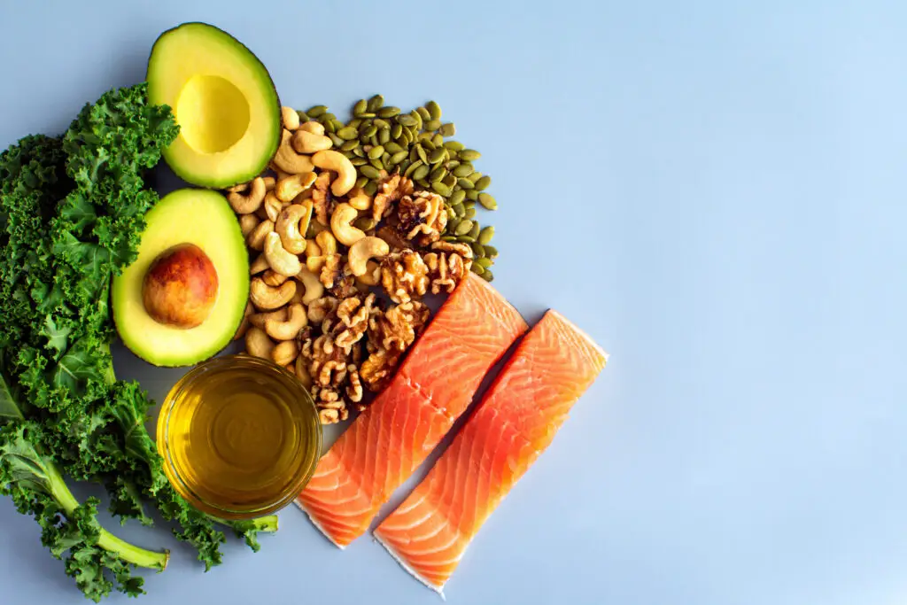 Plato antiinflamatorio con vegetales, grasas saludables y especias naturales